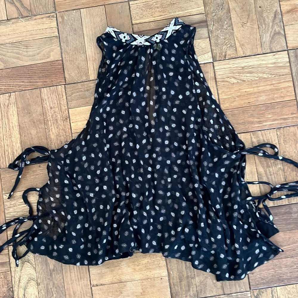 Free People Blouse with peep hole back and ties on the sides.
